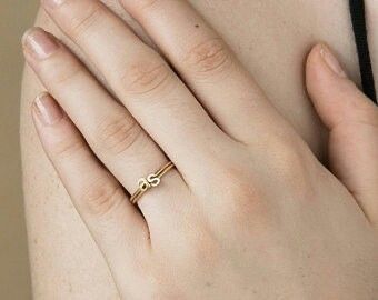 Gold Ring Designs With Letters, Couple Rings With Letters, S Letter Ring Design, Alphabet Rings Gold, Couple Rings Gold, Ideas For Wallpaper, Couple Ring Design, Gold Initial Ring, Pretty Jewelry Necklaces