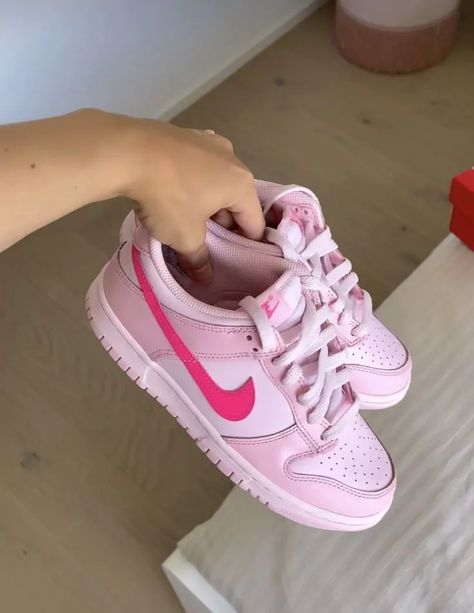 Pink Forces, Tenis Aesthetic, Girly Sneakers, Pink Dunks, Nike Shoes Women Fashion, Trendy Shoes Sneakers, Mode Zara, Preppy Shoes, Pretty Shoes Sneakers