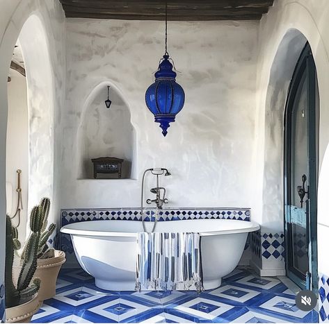 Greece Bathroom, Baptiste Bohu, Blue White Bathrooms, Spanish Interior Design, Dream Bathtub, Spanish Interior, White Bathroom Designs, Spanish Revival, Apartment Balcony Decorating