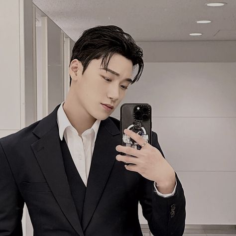 choi san San Suit Ateez, Choi San In Suit, Choi San Suit, San Suit, Choi San, Profile Photo, Mirror Selfie, Quick Saves