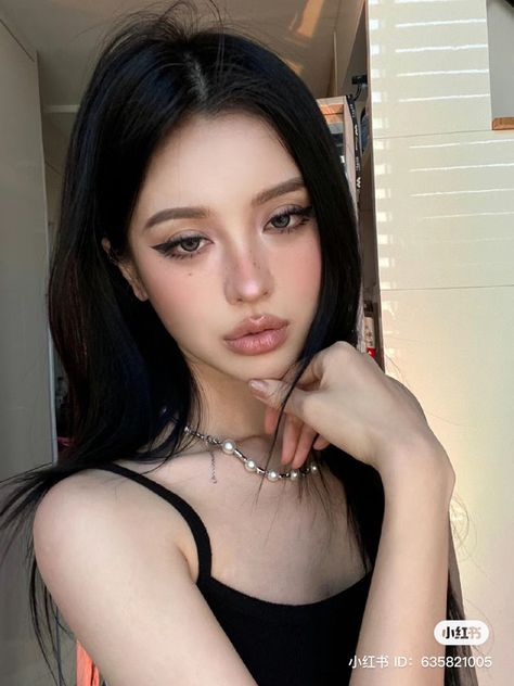 Smokey Asian Makeup, Dark Feminine Korean Makeup, Dark Feminine Douyin Makeup, Korean Smoky Makeup, Dark Asian Makeup Looks, Dark Ulzzang Makeup, Brown Korean Makeup, K Makeup Look, Dark Korean Makeup