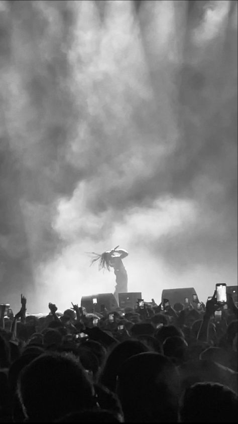 Carti Concert Aesthetic, Carti Backgrounds, Carti Concert Wallpaper, Playboi Carti 2023, Carti Iphone Wallpaper, Playboi Carti Black And White, Rolling Loud Aesthetic, Carti Performing, Playboy Carti Wallpaper