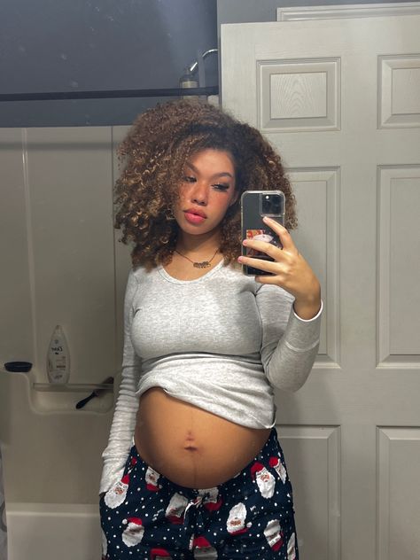 Christmas Pregnancy, Natural Hair Inspiration, Pregnant Women, Maternity Pictures, Hair Inspiration, Curly Hair Styles, Natural Hair Styles, Hair