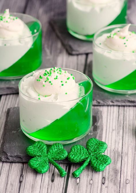 This St. Patrick's Day Jell-o Parfait is so simple to make but it looks absolutely stunning! Jello Parfait, St Patricks Food, Fete Saint Patrick, St Patrick Day Treats, St Patricks Day Food, Jello Recipes, Idea Room, Saint Patties, Oreo Dessert