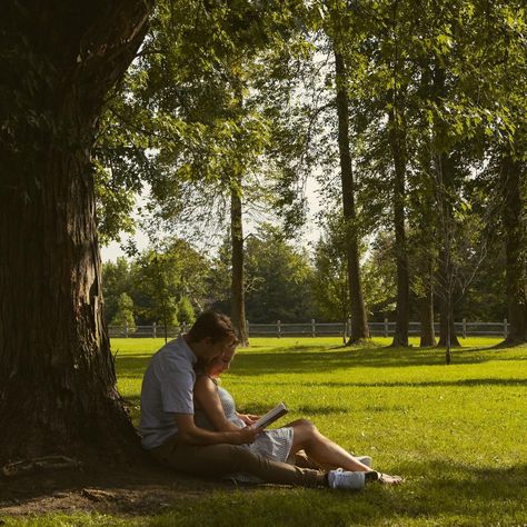 Park date anyone?📖🍋🌿 #park #datenight #photography #ontariophotographer Park Couple Photoshoot, Park Date, Park Photography, Picnic Date, Photo Insta, Park Photos, Nature Center, Couple Photo, Couple Aesthetic