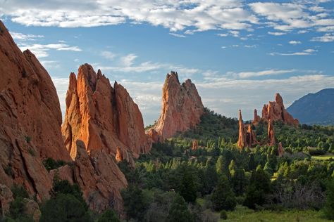 The Garden of the Gods in Colorado Springs is a must-see in Colorado. Here's how to plan a visit, including where to park, eat, stay, and hike. Garden Of The Gods Colorado, Craters Of The Moon, Red River Gorge, Garden Of The Gods, Colorado Hiking, Better Homes And Garden, Rustic Colors, City Garden, Best Hikes