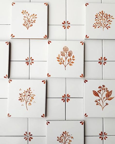 Hand Painted Subway Tile, Kitchen Tiles Pattern, Handmade Kitchen Tiles, Paint Tiles Kitchen, Floral Tile Backsplash Kitchen, Italian Kitchen Tiles, Painting On Tiles, Kitchen Design Vintage, Painting Tile Backsplash