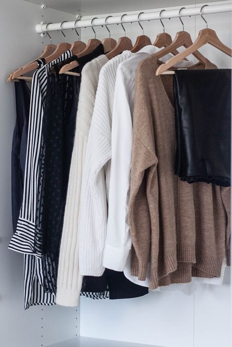 Minimalist Outfits Women, Minimal Capsule Wardrobe, Minimalist Fashion Winter, Building A Capsule Wardrobe, Minimal Closet, Creating A Capsule Wardrobe, Chic Capsule Wardrobe, Minimalist Fashion Summer, Capsule Wardrobe Checklist