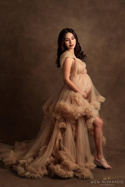 Fall Maternity Pictures, Couple Maternity Poses, Maternity Gown Photography, Maternity Shoot Outfit, Studio Maternity Shoot, Maternity Picture Outfits, Maternity Studio Photoshoot, Studio Maternity Photos, Maternity Dresses Photography