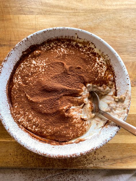 Tiramisu Overnight Oats Oat Tiramisu, Tiramisu Oatmeal, Tiramisu Oats, Tiramisu Aesthetic, Tiramisu Overnight Oats, Tiramisu Mascarpone, Easy Delicious Dessert, Cozy Recipes, Protein Overnight Oats