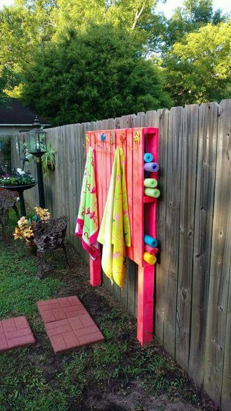 Towel hooks and swim noodle toy holder made out of pallets!  Cool idea to backyard pool area! Pallet Pool, Pool Storage, Summer Hacks, Pool Hacks, Pool Life, Outside Fun, Swimming Pool Ideas, Pool Fun, Above Ground Pools