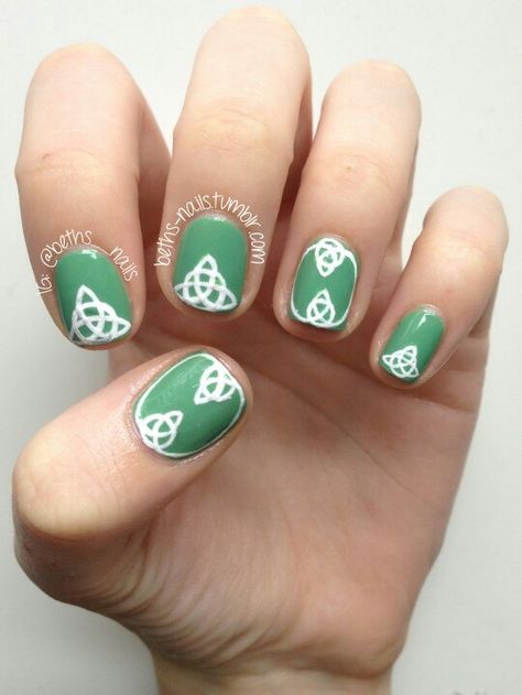 Celtic nails, love it! Celtic Nails Designs, Celtic Nail Art, Celtic Nails, Occasion Nails, Nails Holiday, St Patricks Day Nails, Nails Love, Holiday Nails Christmas, Nails Valentines