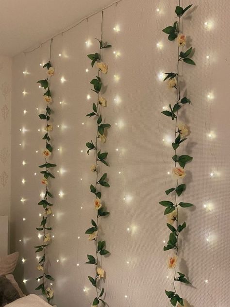 Georgette Curtains, Flower Bedroom Ideas, Fairy Light Flower Wall Bedroom, Plants Living Room, Flower Decor Ideas, Home Flower Decor, Nikah Decor, Diy Floating Shelves, Pots And Planters