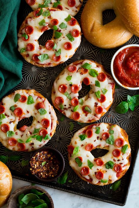 Bagel Pizza Recipe, How To Make Bagels, Plain Bagel, Pizza Bagels, Bbq Pizza, Ciabatta Bread, Bagel Recipe, Deli Food, Easy Pizza