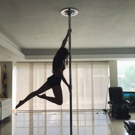 Pole Dancer Aesthetic, Dancer Aesthetic, Mode Indie, Pole Dance Fitness, Pool Dance, Transférer Des Photos, Foto Sport, Dance Aesthetic, Pole Moves