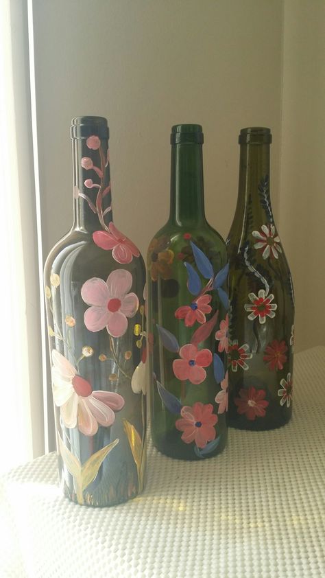 Wine bottle painted by acrylic paint ..easy diy Painting Ideas On Bottles, Bottle Glass Painting Ideas, Bottle Glass Painting, Painting Wine Bottles, Diy Wine Bottle Crafts, Glass Painting Ideas, Simple Painting Ideas, Crafts Simple, Painted Glass Bottles