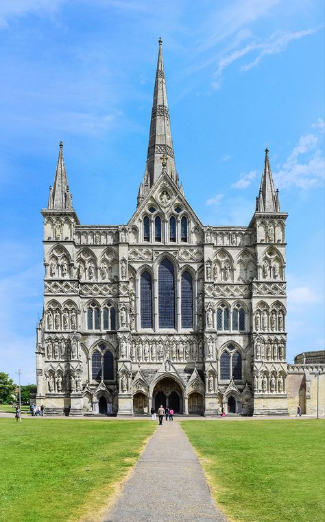 The western facade of the Salisbury Cathedral. The façade features over 80 statues of apostles, disciples, saints, martyrs, royals and other biblical figures. Western Facade, Salisbury England, Ribbed Vault, Lincoln Cathedral, Salisbury Cathedral, Architecture Portfolio Design, British Architecture, Church Pictures, Gothic Cathedrals