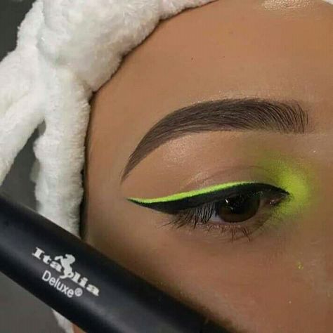 Makeup Verde, Green Eyeshadow Look, Green Eyeliner, Punk Makeup, Neon Makeup, Green Makeup, Eyeliner Makeup, Green Eyeshadow, Makeup On Fleek