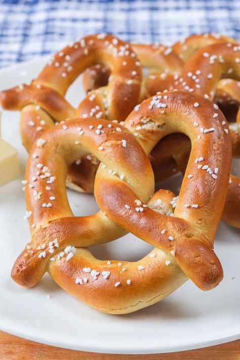 Want to make frozen soft pretzels in the air fryer? Ready in minutes, here's how to make these golden delights in the air fryer! Pretzels In Air Fryer, Air Fryer Pretzels, Air Fryer Frozen Food, Pretzels Ideas, Frozen Food Recipes, Frozen Pretzels, German Pretzels, Soft Pretzels, Pretzels