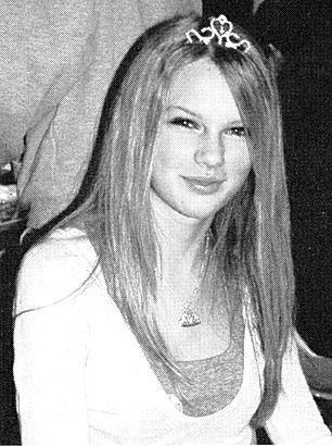 Taylor Swift, Freshman Year, Hendersonville High School, Hendersonville, Tennessee  In 2005, Taylor was a freshman at Hendersonville High School in Hendersonville, Tennessee. The Swift family relocated to be closer to the industry so Taylor could pursue her music dreams. Celebrity Yearbook Photos, Young Taylor Swift, Yearbook Pictures, Yearbook Photos, Estilo Taylor Swift, Taylor Lautner, Calvin Harris, Famous Stars, Freshman Year