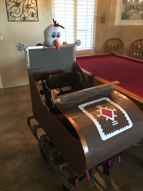 Frozen sleigh wheelchair costume Frozen Wagon Halloween, Frozen Sleigh Wagon Diy, Cool Costume Ideas, Halloween Wagon, Wagon Costume, Stroller Costume, Frozen Halloween Costumes, Train Costume, Wheelchair Costumes