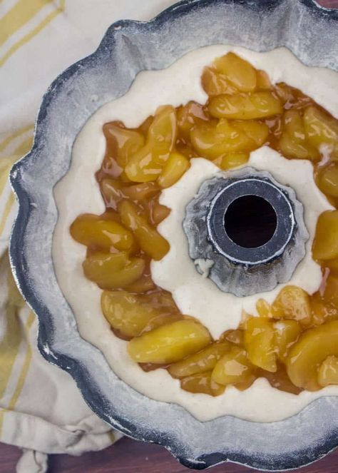 Bundy Cake, Food Surprise, Bunt Cake Recipe, Bundt Pan Recipes, Bundt Recipes, Apple Bundt Cake, Surprise Cake, Apple Pie Filling, Bundt Cake Pan