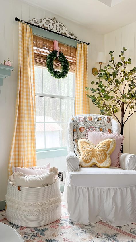 Budget Bedroom Decor, English Country Design, Lounge Rooms, Ohio House, Grandma Chic, Bedroom Decor On A Budget, Cozy Nooks, Yellow Cottage, Charming Cottage