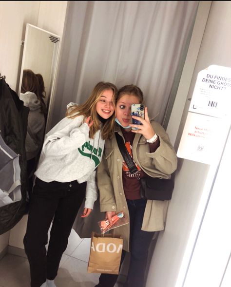 Shoppen met bestiee🕺🕺 #shop #zara #profiel #spiegelfoto #aesthetic Winter Dates, Bsf Pics, Shopping Spree, Girls Trip, Dates, Things To Do, Lab Coat, Zara, Birthday