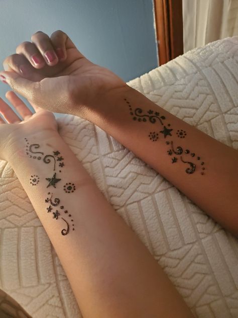 Kawaii Henna Designs, Trio Henna Tattoos, Henna Y2k Design, Mens Henna Designs, Henna Designs Y2k, Henna On Stomach, Henna Wrist Designs, Y2k Henna, Coquette Henna