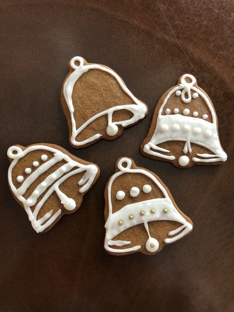 Christmas Cookie Bell, Bell Sugar Cookies Decorated, Gingerbread Designs Ideas, Christmas Bells Cookies, Ginger Bread Cookies Decoration, Christmas Bell Cookies Decorated, Gingerbread Ideas Decoration, Bell Christmas Cookies, Bell Cookies Decorated