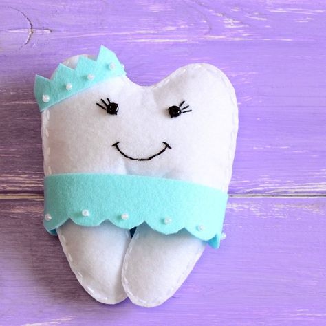 15 Cutest DIY Tooth Fairy Pillows to Make – Tip Junkie Tooth Photo, Tooth Fairy Pillow Diy, Tooth Fairy Pillow Pattern, Pillows To Make, Boy Tooth Fairy, Tooth Fairy Receipt, Tooth Fairy Kit, Tooth Fairy Certificate, Fairy Pouch