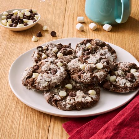 Hot Cocoa Crinkle Cookies | NESTLÉ® TOLL HOUSE® Caramel Pecan Cheesecake, Dark Chocolate Chip Cookies, Toll House Chocolate Chip, Hot Cocoa Cookies, Best Baking, Almond Butter Cookies, Toll House, Coconut Custard, Baking Cocoa