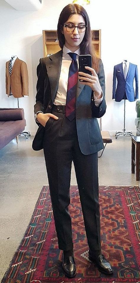 Tailored Dress For Work, Androgynous Aesthetic, Women In Ties, Women In Tie, Androgynous Outfits, Women Wearing Ties, Woman In Suit, Queer Fashion, Women Ties