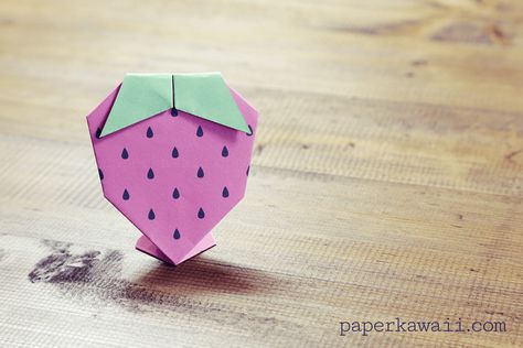 Origami Strawberry Tutorial & Free Printable, Learn how to make an easy origami strawberry! This flat strawberry is a super kawaii decoration and can stand upright, download the free printables!  #fruit #strawberry Strawberry Origami, Origami Food, Origami Drawing, Printable Origami, Paper Kawaii, Origami Diamond, Origami Bookmarks, Origami Star Box, Origami Step By Step