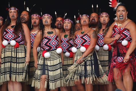 Haka New Zealand, Kapa Haka, Maori People, Māori Culture, Maori Art, Polynesian Culture, Folk Costume, Outfit Maker, Tahiti