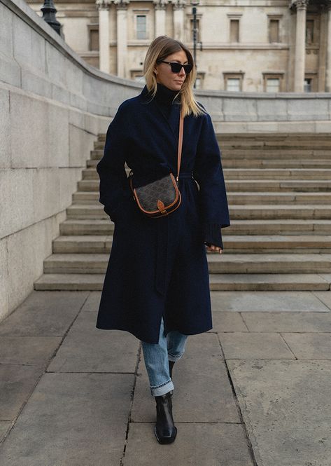 Square Boots Outfit, Celine Bag Outfit, Emma Hill, Crossbody Bag Outfit, Boots Outfit Ankle, Street Style Bags, Street Style Winter, Warm Outfits, Wardrobe Basics