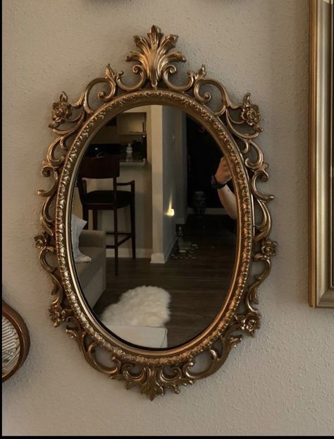 Old Fashioned Mirrors Vintage, Royal Core Mirror, Fancy Mirrors Home Decor, Vintage Beauty Salon Aesthetic, Old Mirror Aesthetic, Fancy Mirror Design, Old Money Mirror, Old Fashioned Mirror, Antique Room Ideas