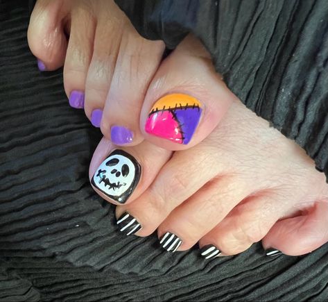 Jack and Sally toes. Nightmare Before Christmas Halloween Pedicure Ideas Toes Toenails, Sally Nails Nightmare Before Christmas, Halloween Toenail Designs, Jack And Sally Nails, Halloween Pedicure, Halloween Toe Nails, Halloween Toes, Sally Nails, Christmas Toes