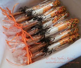 Halloween Witches Broom Treats, Halloween Give Aways Ideas, Halloween Candy Gifts, Halloween Goodie Bag Ideas, Halloween Treat Bag Ideas, Halloween Fundraiser, Pretzel Candy, Spider Rings, Bake Sale Treats