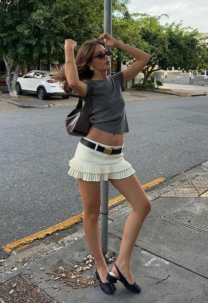 Asymmetrical Mini Skirt Outfit, Mini Skort Ootd, Tennis Skirt And Tshirt Outfit, Double Belt Outfits, Mini Skirt Photoshoot, Mini Ruffle Skirt Outfit, Low Waist Skirt Outfits, Low Skirt Outfit, Low Waist Outfit