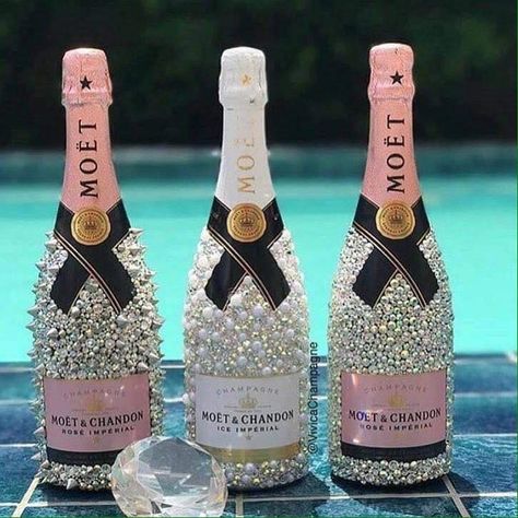 Alcohol Bottle Decorations, Glitter Champagne Bottles, Bedazzled Liquor Bottles, Bedazzled Bottle, Alcohol Bottle Crafts, Decorated Liquor Bottles, Bling Bottles, Liquor Gifts, Liquor Bottle Crafts