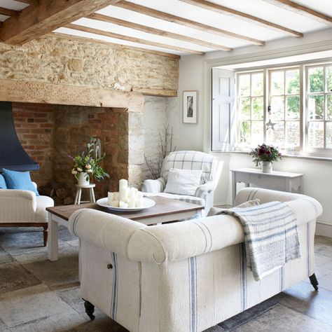 Living room | Cotswold Farmhouse | House tour | PHOTO GALLERY | country homes & interiors | Housetohome.co.uk Salons Cottage, Modern Country Living, Country Style Living Room, Living Room Decor Country, Inglenook Fireplace, Country House Interior, Cottage Living Rooms, Cottage Interior, Interiors Magazine