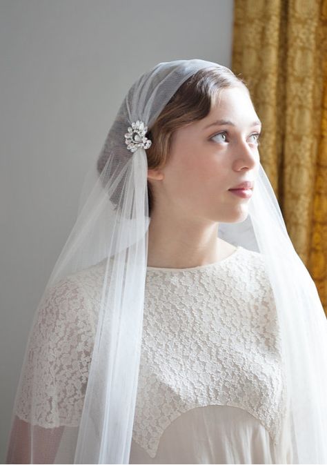 How dreamy is this ivory wedding veil cap? Juliet Cap Veil, Diy Wedding Veil, Ivory Wedding Veils, Wedding Veils Short, Juliet Cap, Wedding Veil Vintage, Cap Veil, White Veil, Vintage Veils