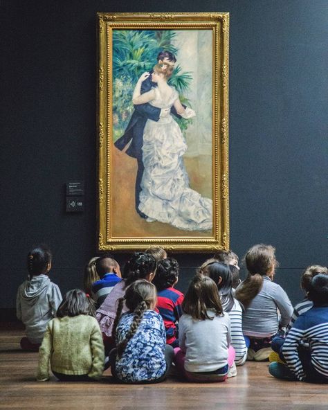 Un groupe scolaire devant la "Danse à la ville" de Renoir⠀  ----------⠀  School group in front of Renoir's "City Dance"⠀  ⠀  #museedorsay #museeorsay #artmuseum #artgallery #fineart #beauxarts #artexhibition #art #museum #impressionnisme #impressionism #peinture #painting #education⠀  ⠀  Photo : © Musee Orsay / @ejouvenaux Art History Major, Museum Guide, Museum Photography, Art Major, History Book, Easels, Art Curator, Gcse Art, Realism Art