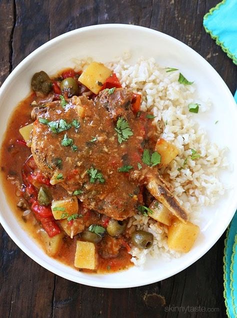 These slow cooker pork chops are seasoned with Latin spices in a flavorful sauce with tomatoes, olives, peppers and potatoes. Pork Chops With Peppers, Bolivian Recipes, Latin Dishes, Pork Chops And Rice, Crockpot Pork Chops, Slow Cooker Pork Chops, Crockpot Dinners, Rican Food, Spanish Recipes