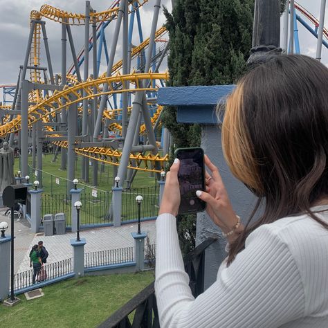 white aesthetic inspo feria six flags Six Flags Photo Ideas, Six Flags Outfit, Flag Photoshoot, Insta Inspiration, Flag Outfit, Photos Inspo, Six Flags, Summer Pictures, Pic Ideas