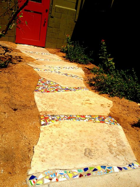 Mosaic between stepping stones. Diy Mosaic Garden, Backyard Crafts, Decorative Stepping Stones, Sensory Garden, Diy Mosaic, Garden Stepping Stones, Stone Walkway, Pebble Mosaic, Mosaic Garden