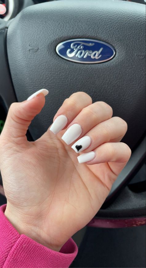 White and black nails Black And White Hoco Nails, Black And White Coffin Nail Ideas, White And Black Short Nails, White Nails With Black Designs, White Nails With Black, White And Black Nails, Gell Nails, White Almond Nails, Cowboy Nails