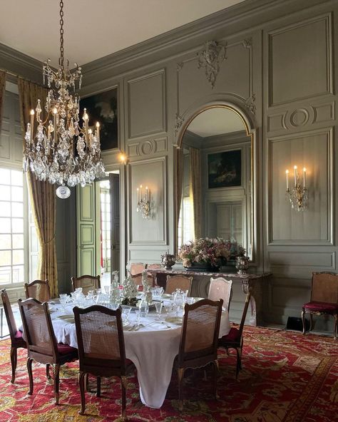 Interior Design Nature, Parisian Dining Room, Dining Room French, Traditional Dining Rooms, Elegant Interior Design, Art Lifestyle, Beautiful Dining Rooms, Italy Art, Louis Xiv