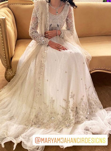 White And Silver Pakistani Dress, Ivory Asian Wedding Dress, White And Silver Nikkah Dress, White Desi Bridal Dress, Elegant Nikkah Dress, Pakistani Bridal Wear White, White South Asian Wedding Dress, White And Green Nikkah Outfit, Pakistani Wedding Venue Ideas